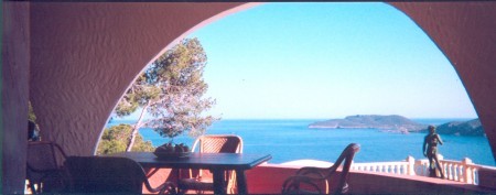 Geniet van uw ontbijt op het schaduwrijk terras van de vakantie woning Ibiza.