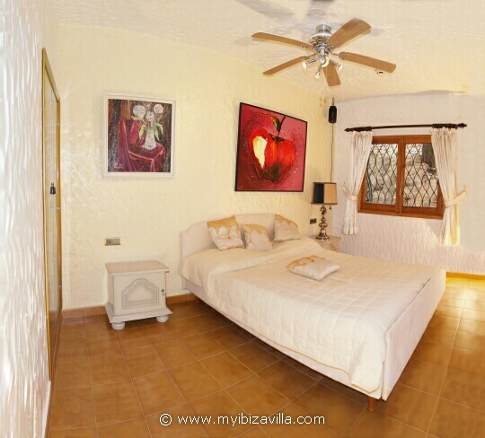 twin bedroom with built-in wardrobes and ventilator of your Spain villa.