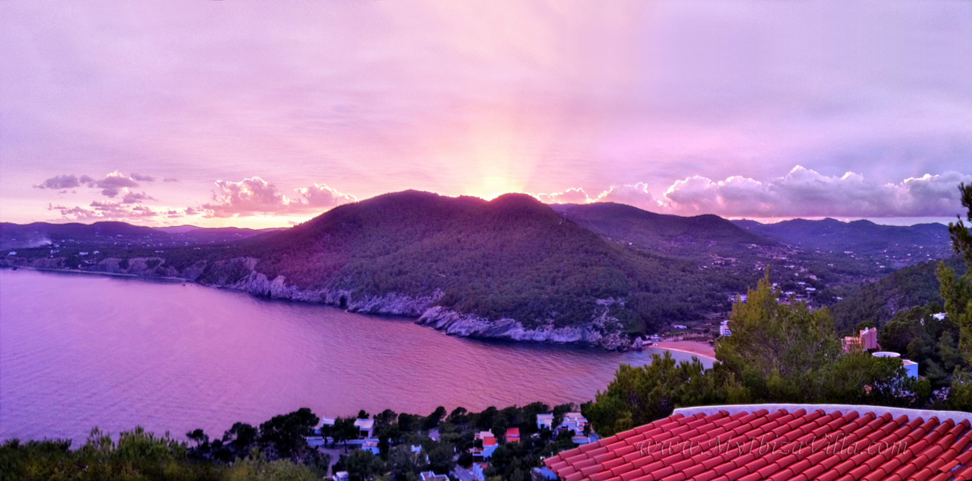 http://www.myibizavilla.com/images/groot/Ibiza zonsondergang bij de baai san Vicente