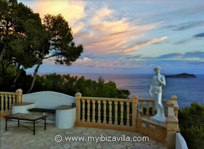 Ibiza zonsondergang kleuren van op het terras van de villa Wu Wei