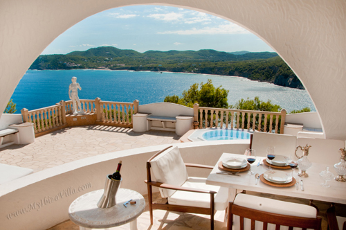 Panorama zee zicht op het bovenste terras van dit Ibiza huis.