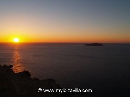 Tagomago zicht met Ibiza zonsopgang