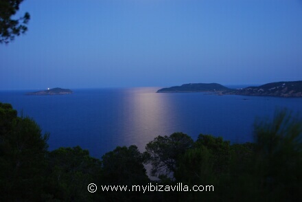 San Vicente baai bij volle maan licht