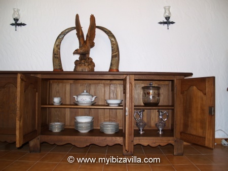 Porcelain dinner set for special occasions of your holiday at the villa in Ibiza. 
