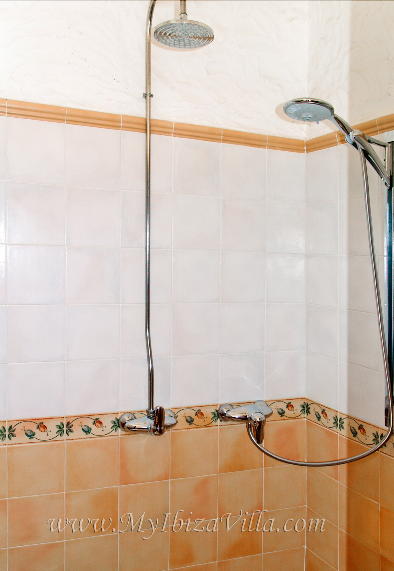 Twin shower room with rain-dance and massage-shower of this ibiza villa.