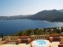 Zicht van boven uit van het grote terras van deze vakantie villa Ibiza.