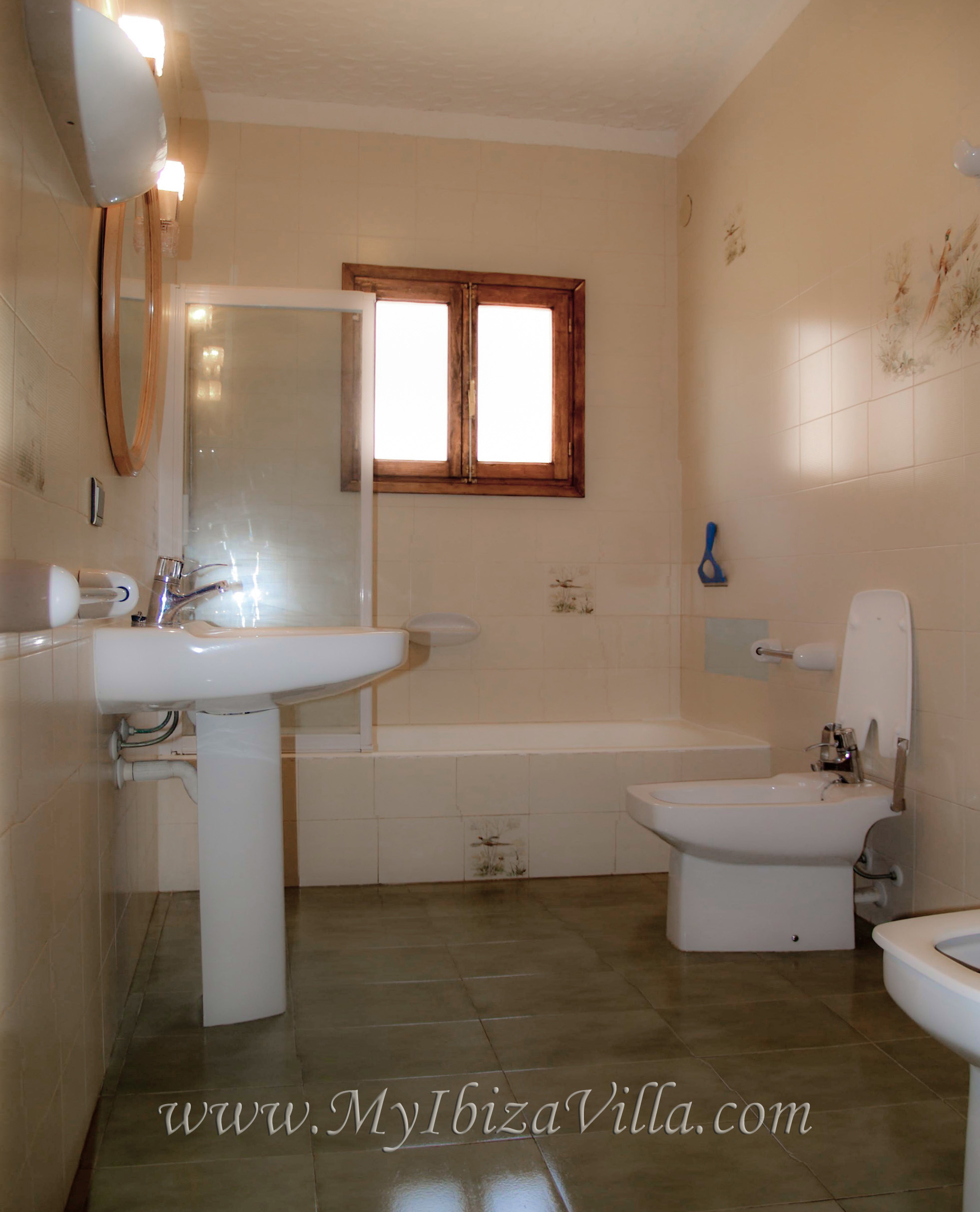  Verwarmde badkamer met bad/douche, wc, bidet en lavabo van deze villa Ibiza.