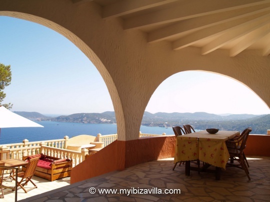 Het schaduwrijk terras van deze vakantie woning Ibiza.