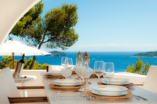 De gedekte tafel van het bovenste terras van deze vakantie woning Ibiza.