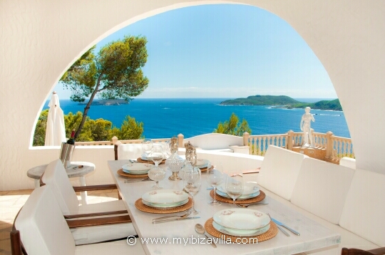 Het schaduwrijk terras van deze vakantie woning Ibiza in 2008.