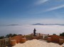 Lage wolken (mist) juist boven het water van de Cala san Vicente baai.