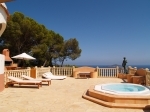 Klik voor de terrassen van deze Ibiza villa te zien.