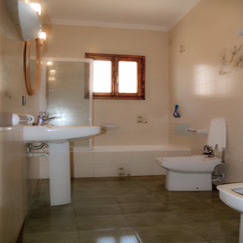 Klik om de 3 badkamers van deze Ibiza villa te zien