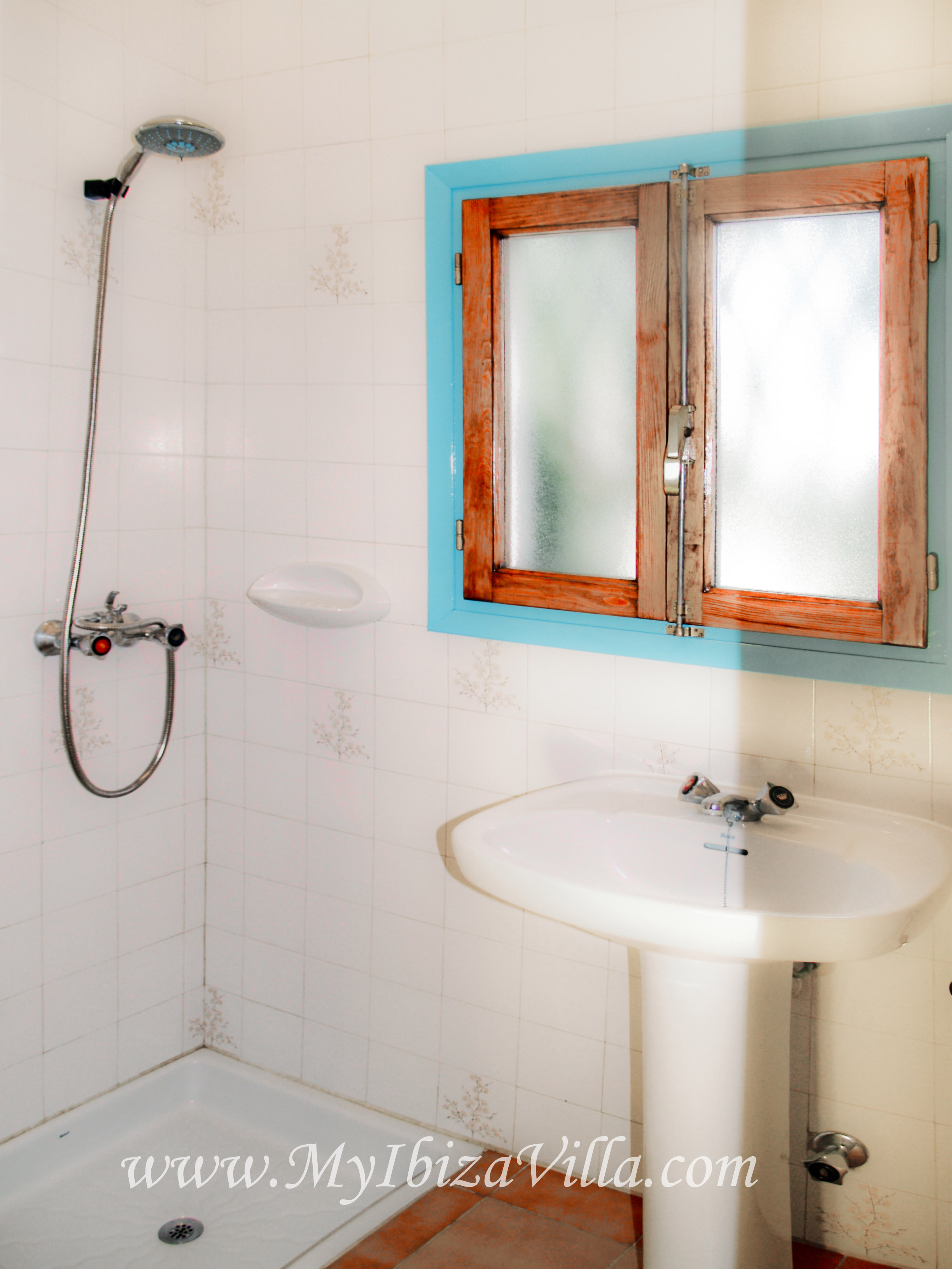 Badkamer met douche, wc en lavabo van deze villa Ibiza.